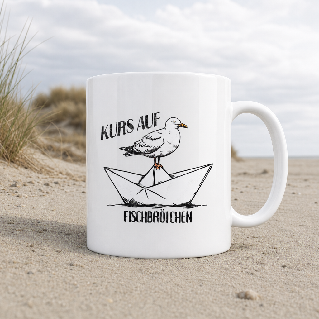 Kurs auf Fischbrötchen Papierschiff Möwe - Tasse glänzend - White glossy - Küstenmode von Kiebitzdelle
