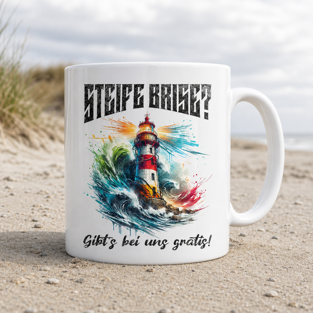 Steife Brise gibt’s bei uns gratis Leuchtturm Spruch - Tasse glänzend - White glossy - Küstenmode von Kiebitzdelle