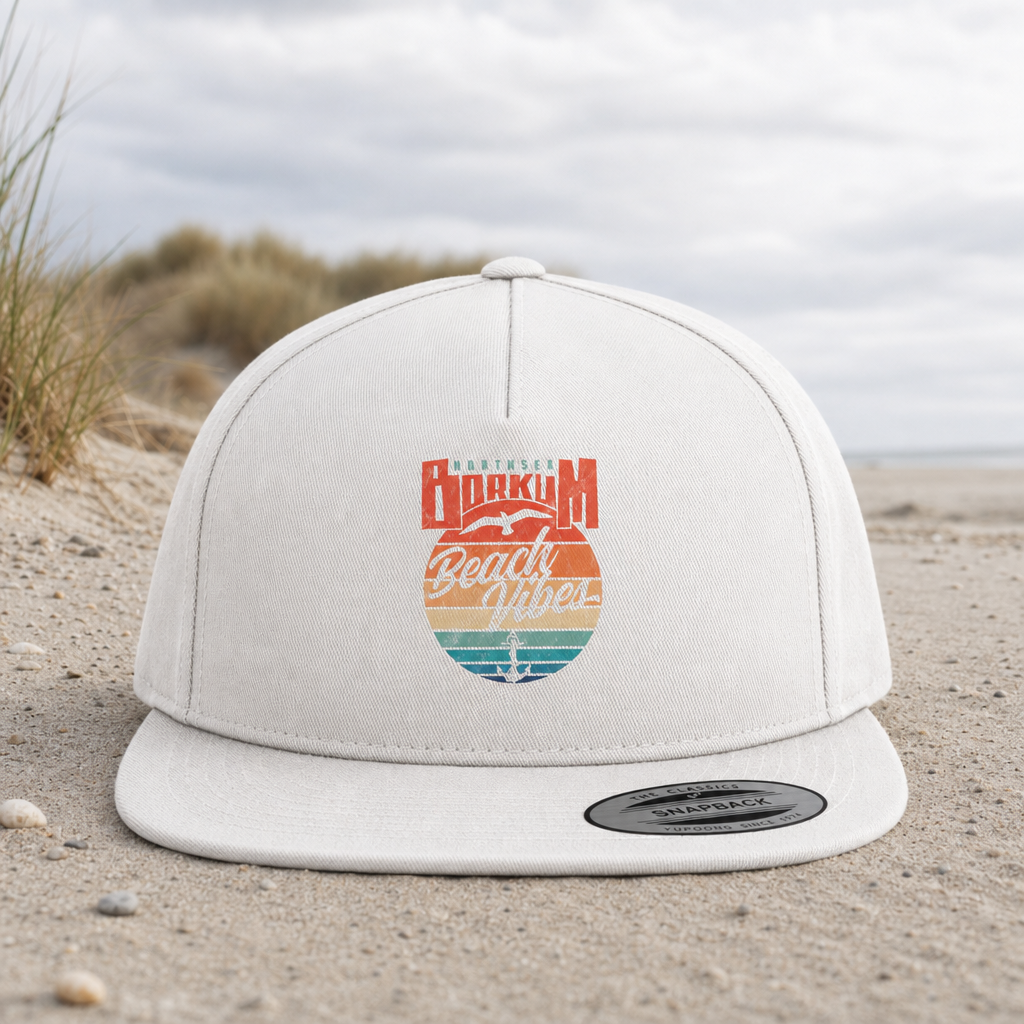 Borkum Beach Vibes - Premium Snapback Cap - White / Green - Küstenmode von Kiebitzdelle