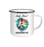 Steife Brise das ist Kuschelwetter Nordsee Spruch - Emaille Becher in White - Studio Ansicht - Kiebitzdelle