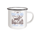 Keep the Sea Plastic Free Umweltschutz Spruch - Emaille Becher in White - Studio Ansicht - Kiebitzdelle