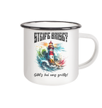 Steife Brise gibt’s bei uns gratis Leuchtturm Spruch - Emaille Becher in White - Studio Ansicht - Kiebitzdelle